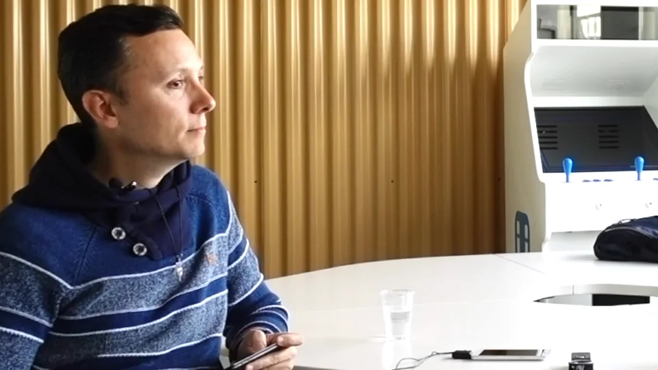 Daniel Pajuelo escucha a Auronplay durante la conversación.