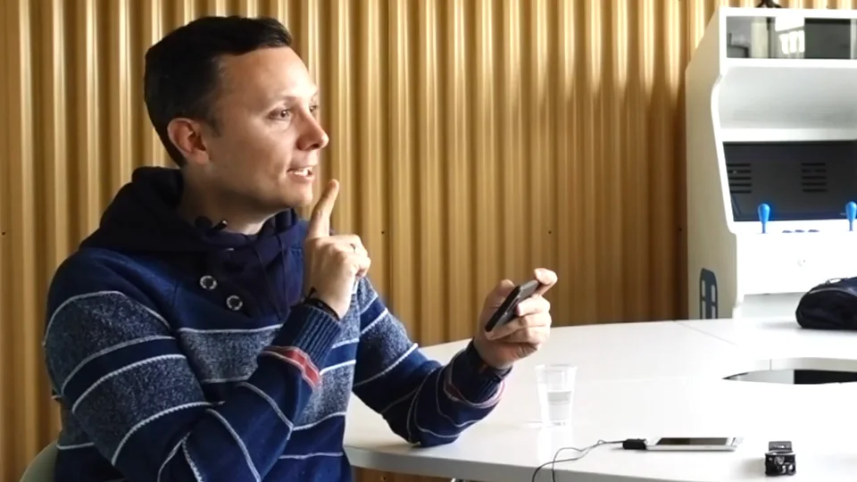 Daniel Pajuelo plantea una pregunta durante la conversación con Auronplay.