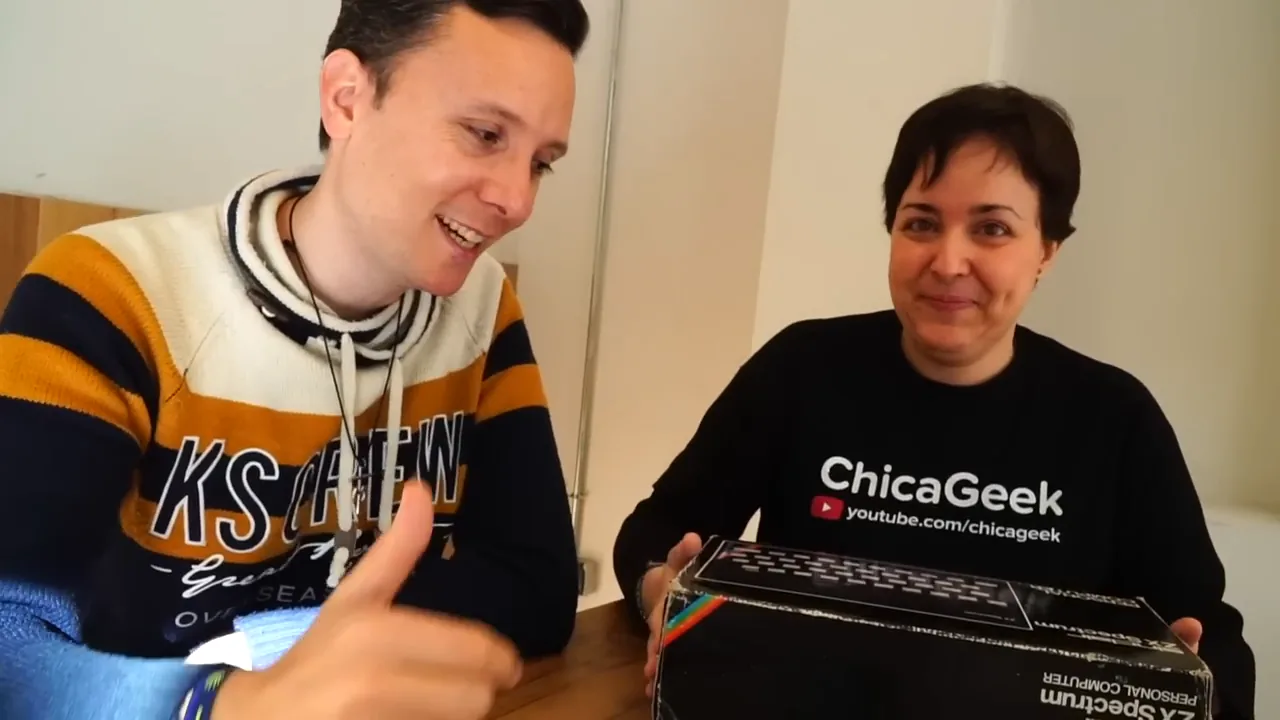 Daniel Pajuelo y ChicaGeek sonríen junto a la caja de un ZX Spectrum
