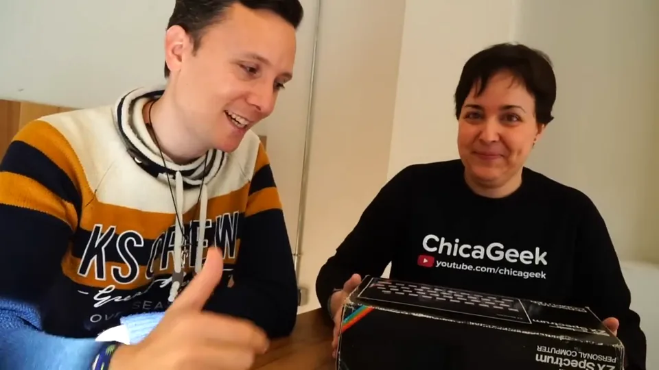 Daniel Pajuelo y ChicaGeek sonríen junto a la caja de un ZX Spectrum.