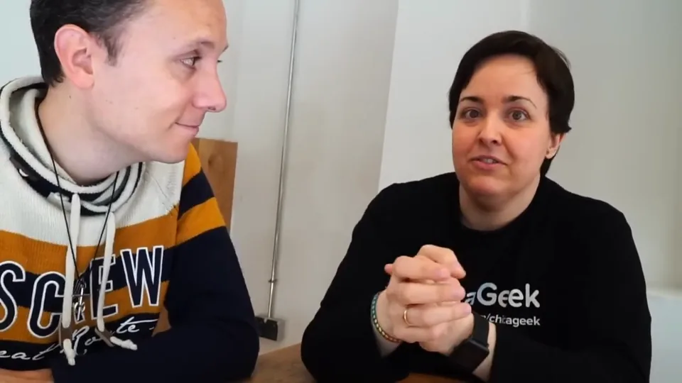 Daniel Pajuelo y Elena (ChicaGeek) sonríen durante la conversación.
