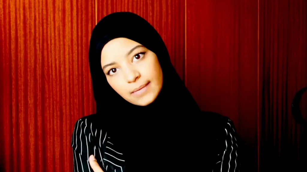 Hajar Brown durante la conversación.