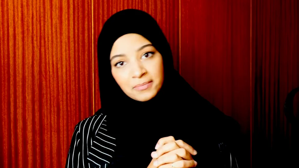 Hajar Brown durante la conversación.