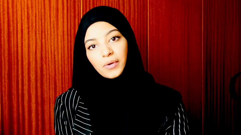 Hajar Brown durante la conversación.
