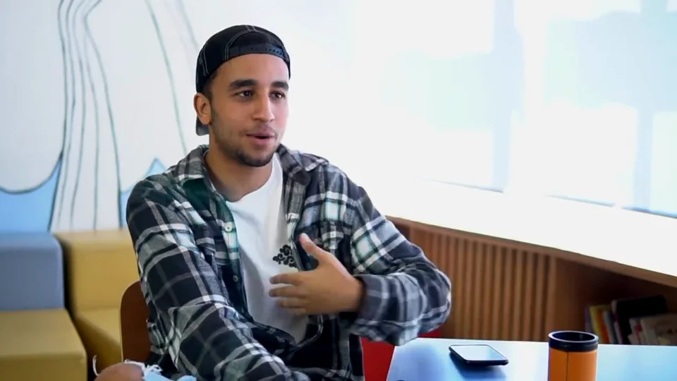 Hamza Zaidi durante la conversación.