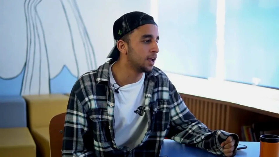 Hamza Zaidi durante la conversación.