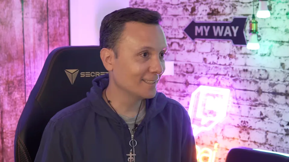 Daniel Pajuelo sonríe durante la conversación con Ibai Llanos.