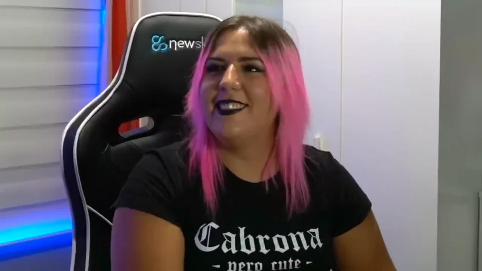 Janire durante la conversación.
