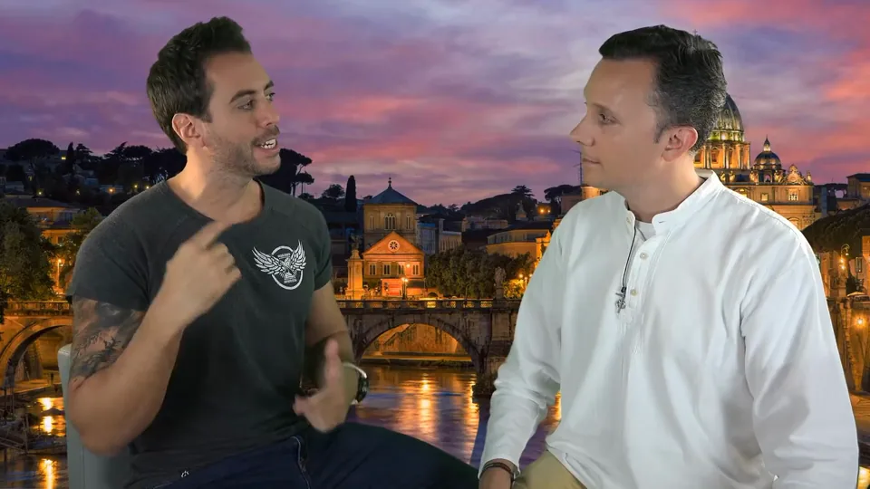 Jordi Wild se señala a sí mismo mientras Daniel Pajuelo le mira de perfil.