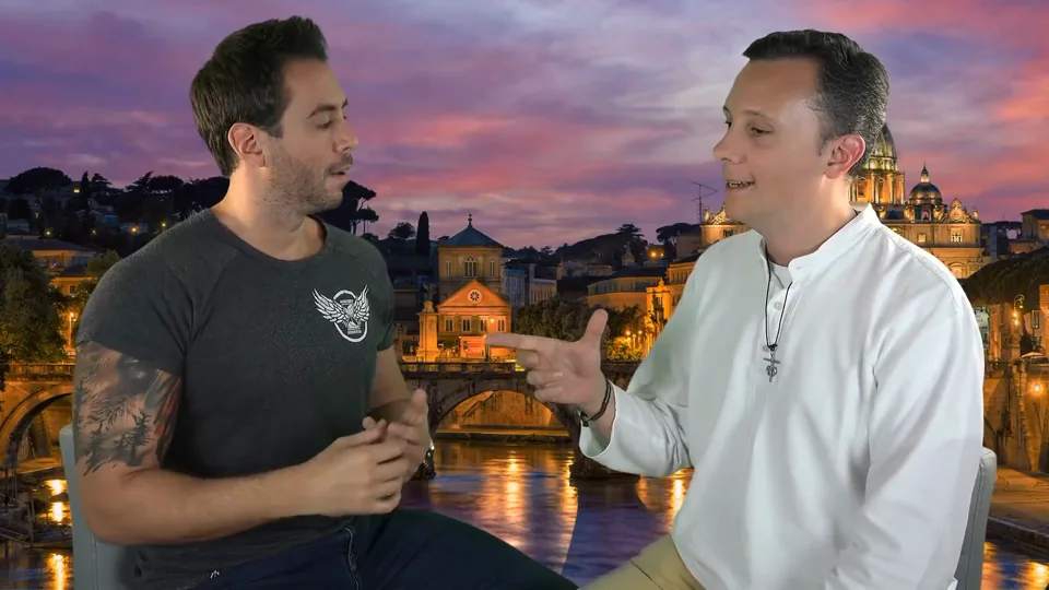 Daniel Pajuelo señala a Jordi Wild con una sonrisa mientras ambos conversan.