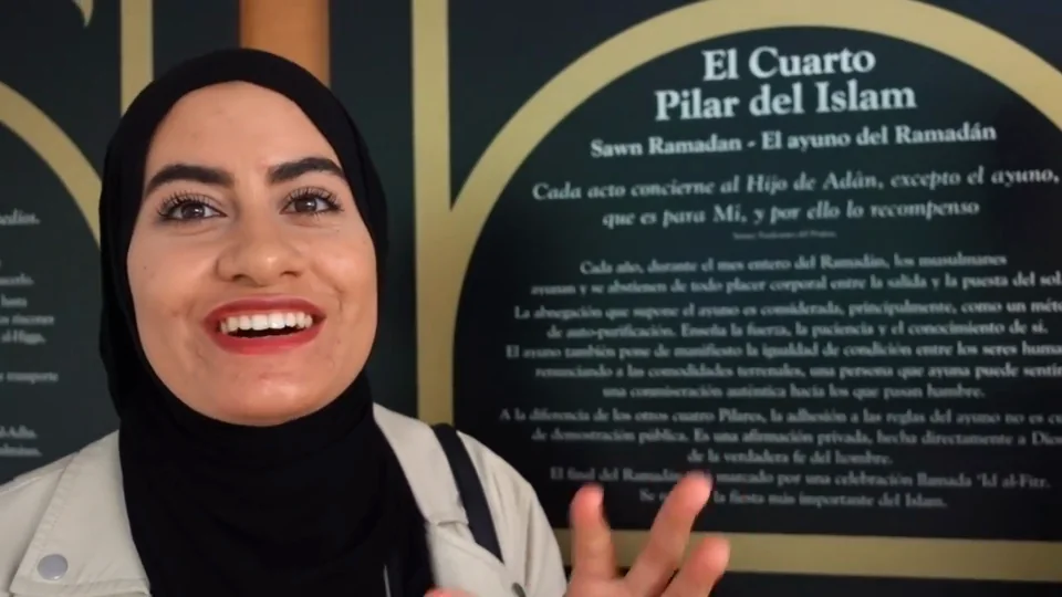 Ramia junto al panel de los pilares del islam.