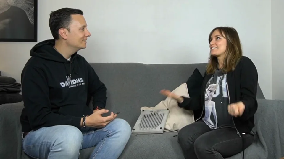 RoEnLaRed y Daniel Pajuelo conversan sentados en un sofá.