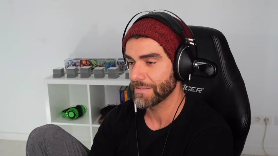 Romuald Fons con auriculares durante la conversación con smdani.