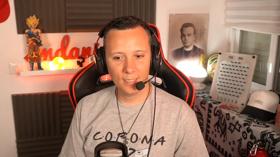 Daniel Pajuelo con auriculares durante la conversación con Romuald Fons.