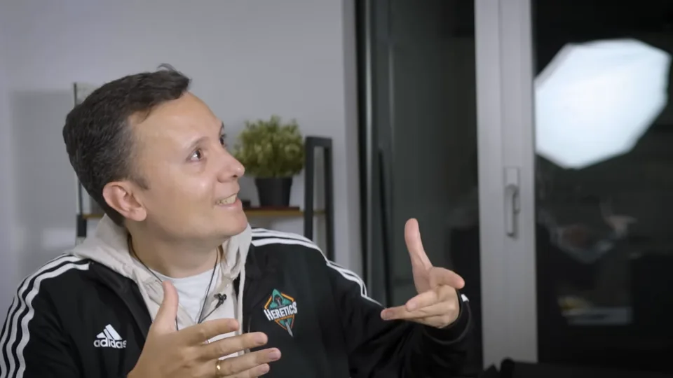Daniel Pajuelo sonríe y gesticula con las dos manos, con un foco del estudio a su espalda.