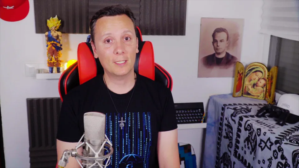 Daniel Pajuelo, con camiseta negra, sentado ante el micrófono en su estudio.