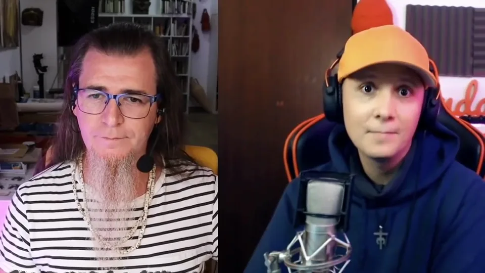 Antonio García Villarán y Daniel Pajuelo, con gorra naranja y auriculares, en pantalla partida durante el directo.