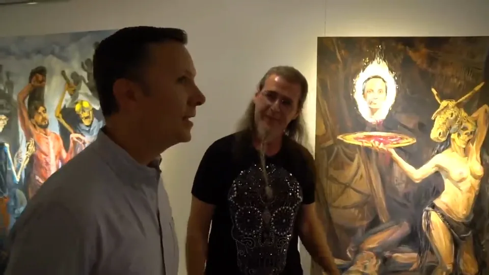 Daniel Pajuelo y Antonio García Villarán delante del cuadro del mártir en la exposición Vanagloria.