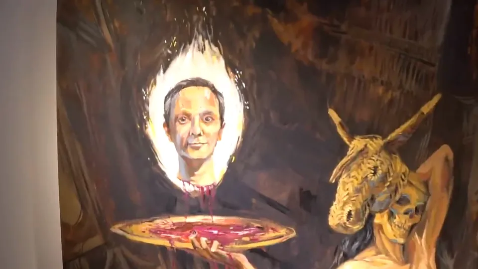 Detalle del cuadro de Antonio García Villarán: la cabeza de Daniel Pajuelo entre llamas blancas sobre una bandeja y una figura con máscara de burro.