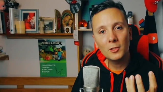 Daniel Pajuelo ante su micrófono durante el vídeo