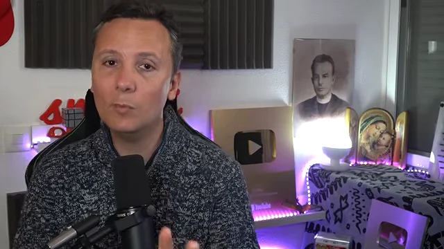 Daniel Pajuelo ante su micrófono durante el vídeo