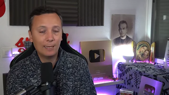 Daniel Pajuelo ante su micrófono durante el vídeo