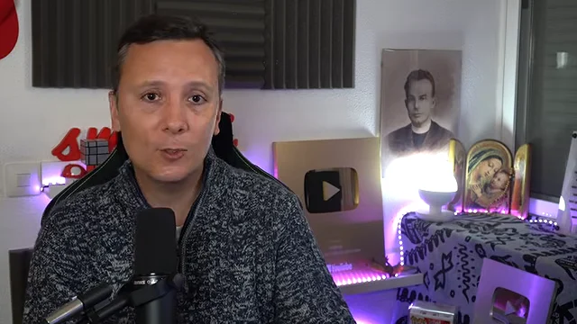 Daniel Pajuelo ante su micrófono durante el vídeo