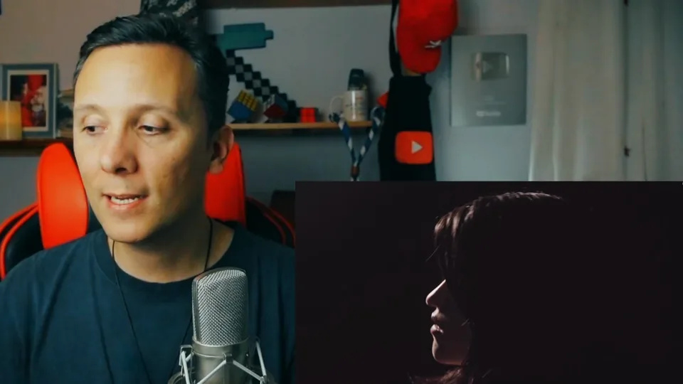 Daniel Pajuelo habla a cámara junto a un fragmento del vídeo de Dama G con una silueta de perfil
