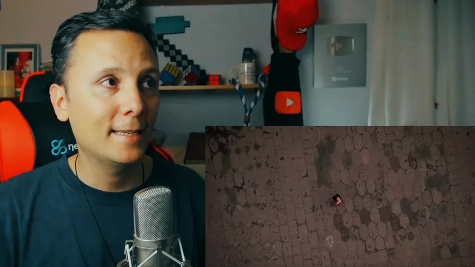 Daniel Pajuelo comenta junto a un plano cenital del vídeo de Dama G con una figura tendida sobre un suelo de piedra