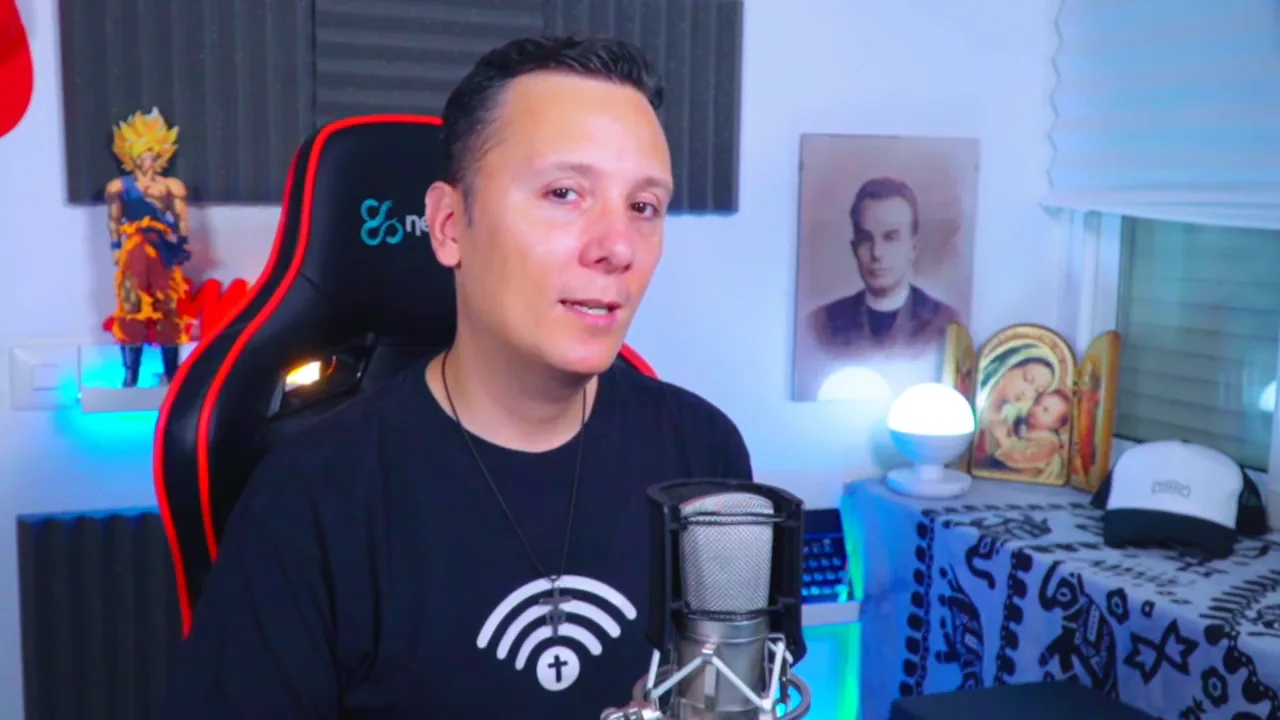 Daniel Pajuelo ante su micrófono durante el vídeo