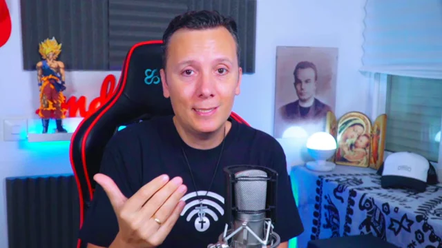Daniel Pajuelo ante su micrófono durante el vídeo