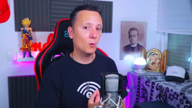Daniel Pajuelo ante su micrófono durante el vídeo