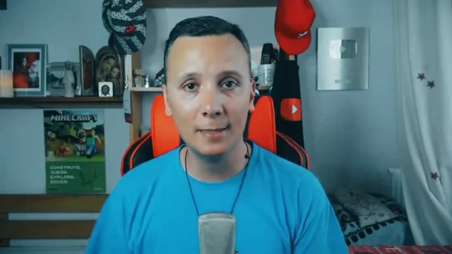 Daniel Pajuelo ante su micrófono durante el vídeo