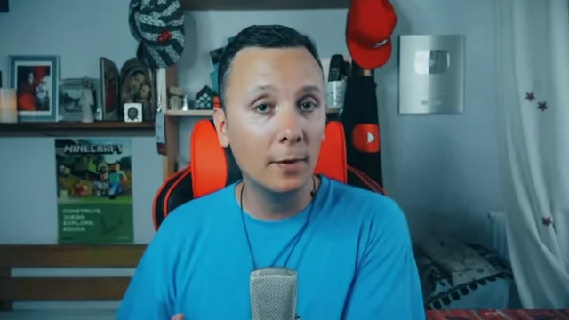 Daniel Pajuelo ante su micrófono durante el vídeo