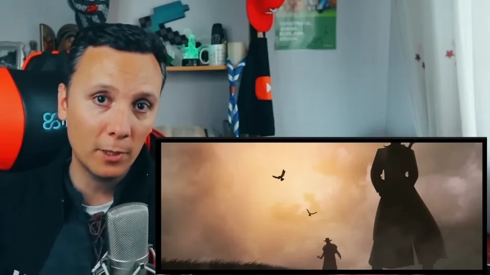 Daniel Pajuelo junto a un recuadro del videoclip durante su análisis de Es épico, de Canserbero.