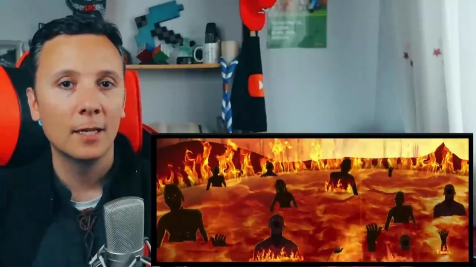 Daniel Pajuelo junto a un recuadro del vídeo animado: siluetas de personas sumergidas en un lago de fuego.