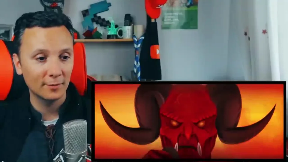 Daniel Pajuelo junto a un recuadro del vídeo animado: primer plano de un diablo rojo con cuernos.