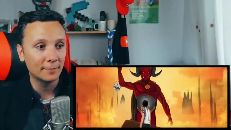 Daniel Pajuelo sonriendo junto a un recuadro del vídeo animado con el diablo rojo en un paisaje anaranjado.