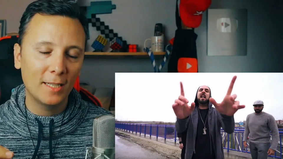 Daniel Pajuelo junto a un recuadro del videoclip Enemigo mío, con dos intérpretes al aire libre.