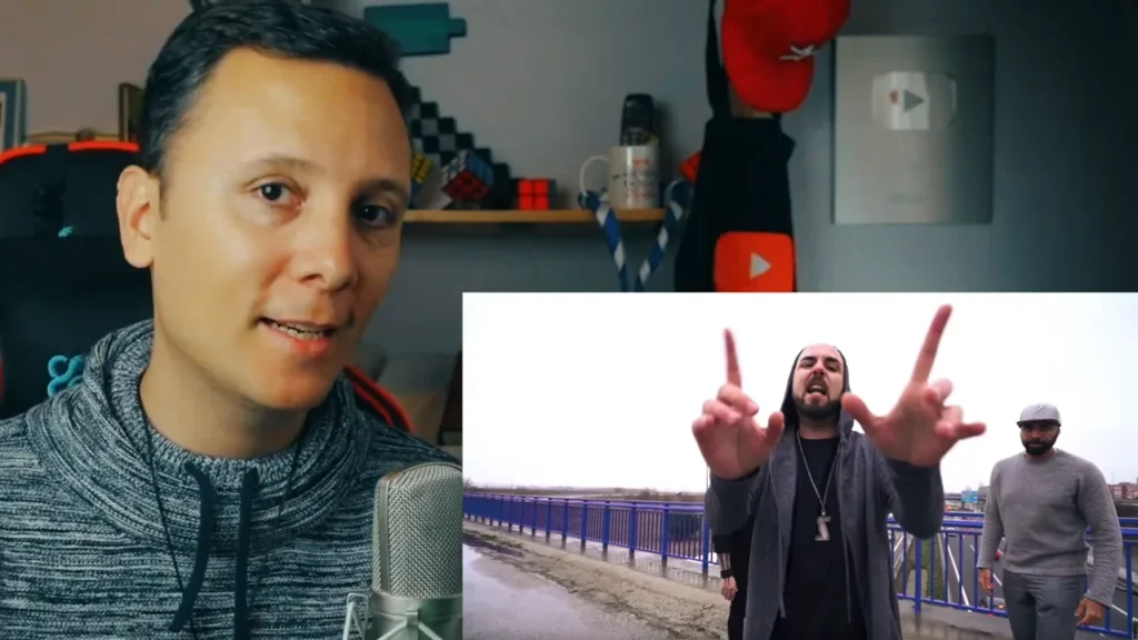 Daniel Pajuelo junto a un recuadro del videoclip Enemigo mío, con dos intérpretes al aire libre.