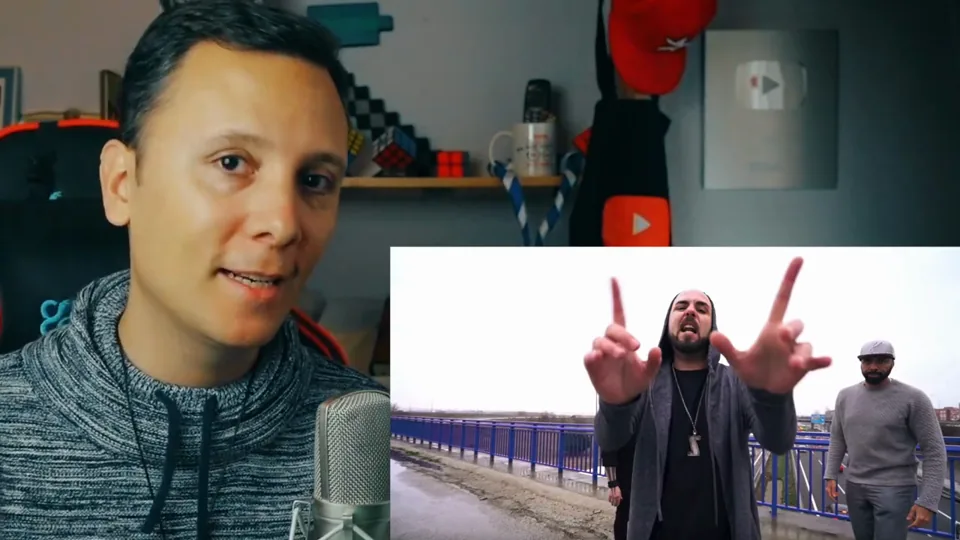 Daniel Pajuelo junto a un recuadro del videoclip Enemigo mío, con dos intérpretes al aire libre.