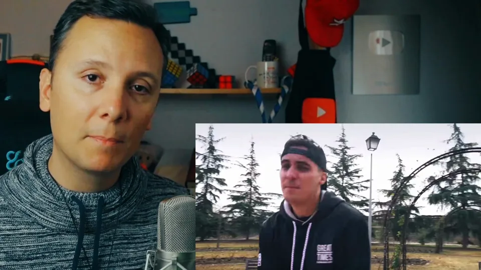 Daniel Pajuelo comenta Enemigo mío mientras el recuadro muestra a un intérprete con gorra en un parque.