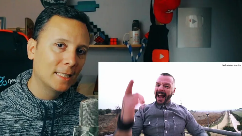 Daniel Pajuelo junto a una escena de Enemigo mío en la que un intérprete gesticula al aire libre.