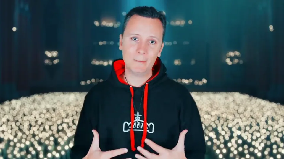 Daniel Pajuelo gesticula con ambas manos, con sudadera negra y roja, durante el análisis de Pecador.
