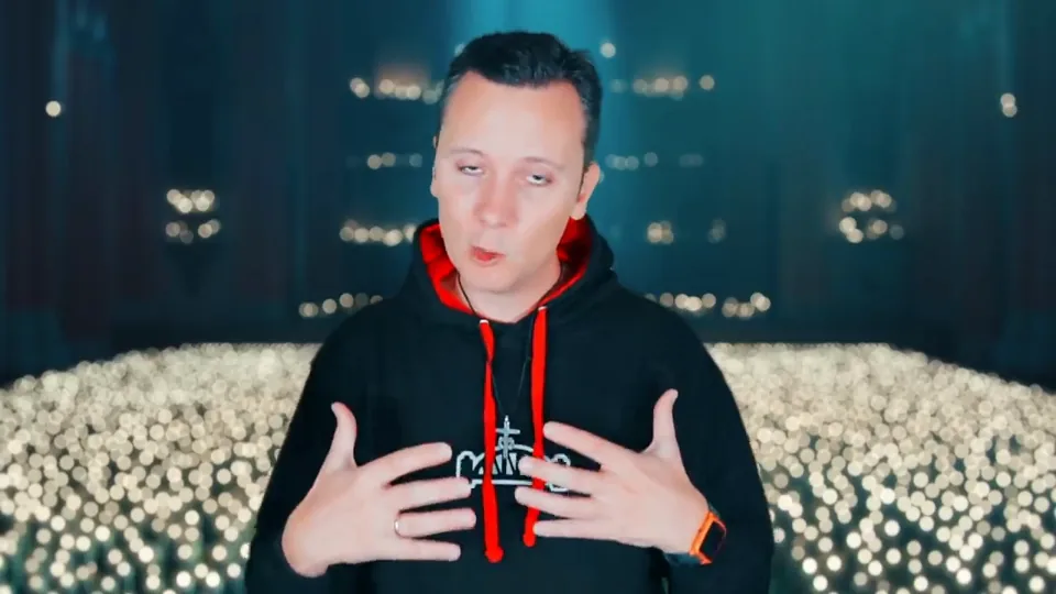 Daniel Pajuelo gesticula con ambas manos, con sudadera negra y roja, durante el análisis de Pecador.