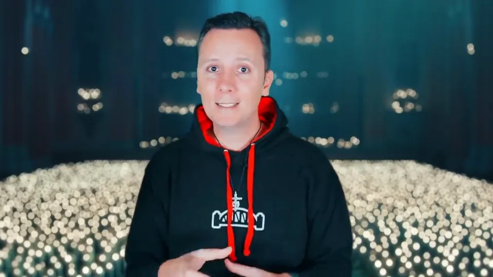 Daniel Pajuelo gesticula con ambas manos ante un fondo de luces durante el análisis de Pecador.
