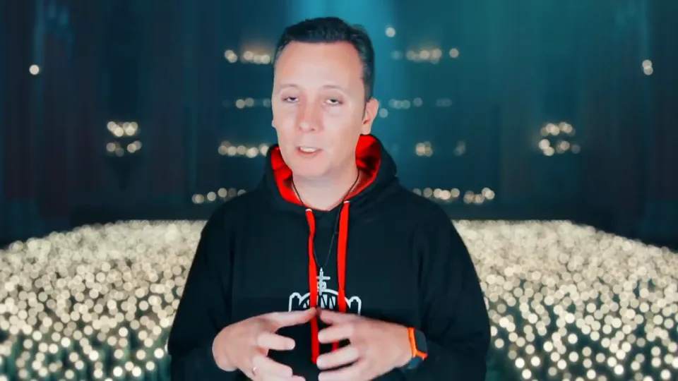 Daniel Pajuelo gesticula con ambas manos ante un fondo de luces durante el análisis de Pecador.