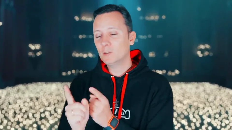 Daniel Pajuelo señala con las manos ante un fondo de luces durante el análisis de Pecador.