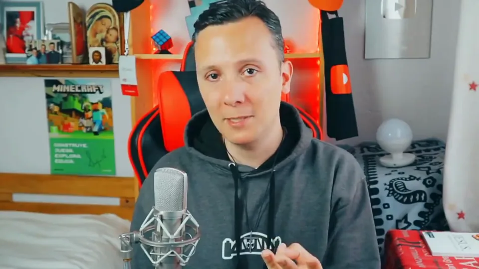 Daniel Pajuelo ante el micrófono, con sudadera gris, durante el análisis de Solo el amor.