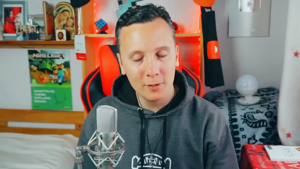Daniel Pajuelo ante el micrófono, con sudadera gris, durante el análisis de Solo el amor.